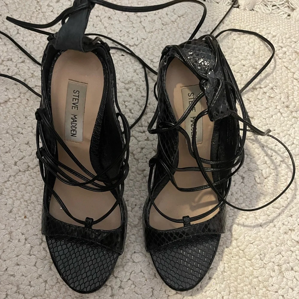 Steve Madden Black Lace Up Snakeskin Pumps‎